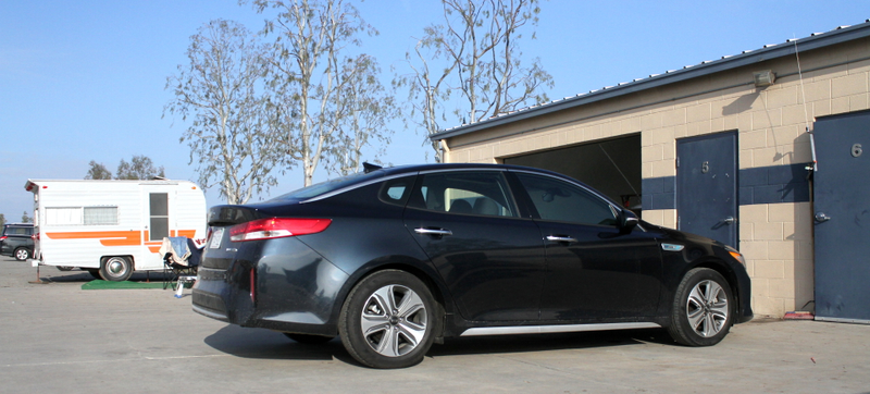 Illustration for article titled If You Can't Stand Another Camry The 2017 Kia Optima Hybrid Says Hi